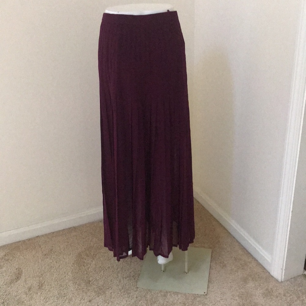 SALVATORE FERRAGAMO Size 42 Eggplant Pleated skirt